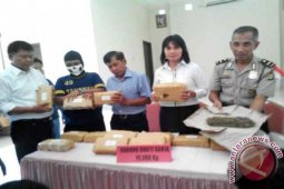 Polres Depok bekuk pengedar ganja