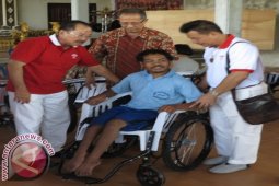 Enam Warga Badung Dapat Bantuan Kursi Roda