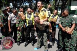 TNI-Polri di Surabaya Gelar "Lomba Gendong"