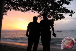 INDAHNYA MATAHARI PERKOKOH PERSAHABATAN