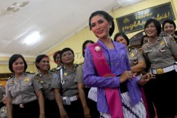 Polwan Polda Jatim Bagikan Helm