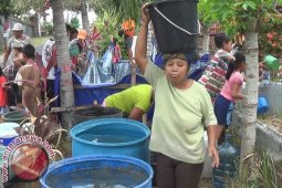 Warga Yehembang Antre Air
