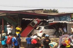 Pulang pengajian mobil tabrak tiga kios