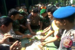 Anggota Polsek-Koramil gelar "ngeliwet" eratkan sinergitas