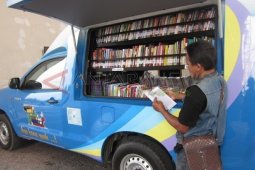 Membaca Buku