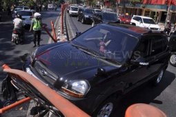 Mobil Tabrak Pembatas Jalan