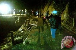 Transportasi Tapaktuan - Medan Lumpuh Akibat Longsor