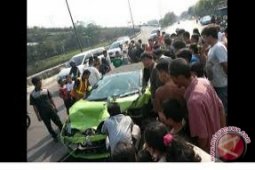Hotman tabrak bus bukan mobil boks
