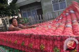 Pemkab Bangka Salurkan 50 Unit Tempat Tidur