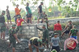 TNI-Polri Kerja Bakti Tangani Longsor di Banjarnegara