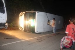 Bus Rombongan Pengantin Terbalik Satu Tewas
