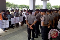 Petani Unjuk Rasa ke Kantor Bupati Bireuen
