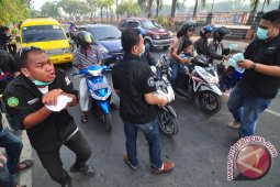 Bagikan Masker Dan Gelar Teatrikal
