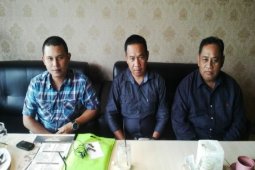 Mandi Bedil dan Perang Ketupat di Keraton Tayan