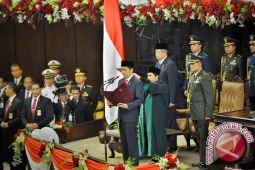 Dengan  mengucap Bissmillahirrahmanirrahim 