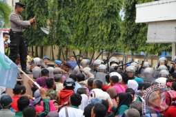 Ratusan Warga Unjuk Rasa ke Kantor Wali Kota