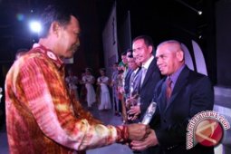Bupati HSU Mendapat Penghargaan Berbusana Terbaik