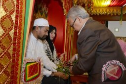 Doto Zaini Peusijuek H Muzakir Manaf