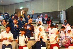 Legislator Bagikan Susu Murni Antisipasi ISPA