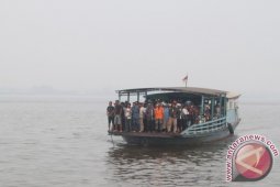MELINTASI SUNGAI  BERKABUT ASAP