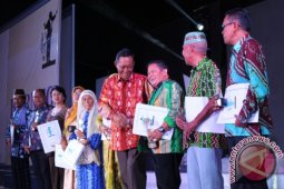 DIANTARA SENIMAN BUDAYAWAN