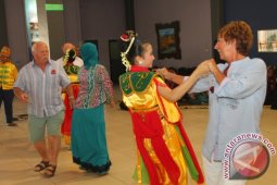 MENARI BERSAMA TURIS