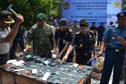 Pemusnahan Handphone Ilegal