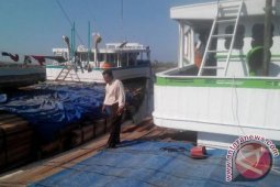 Kapal Barang Bertonase Besar Terdampar Di Madina