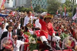 Lautan Warga Sambut Presiden dan Wakil Presiden Baru