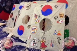Menghias Layangan di Korea-Indonesia Festival 2014