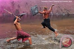 KNPI Mataram gelar Pertarungan "Perang Banteng"