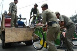 Satpol-PP Bekasi jaring 20 becak pelanggar aturan