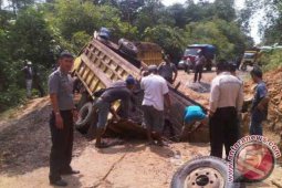 Truk Terperosok Akibatkan Antrean 3 Km