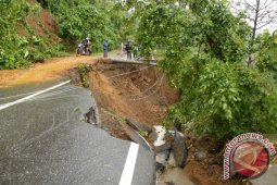 Lhoong Masih Terisolir Akibat Longsor Jalan Nasional