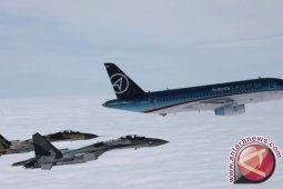 Sukhoi TNI AU Kejar dan Paksa Mendarat Jet Asing
