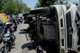 Truk terguling tewaskan enam orang, polisi selediki unsur kelalaian dalam kecelakaan
