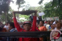 Ratusan PKL Salmun tuntut janji Bima Arya