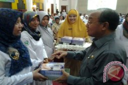 BUPATI SERAHKAN HADIAH BAGU BIDAN