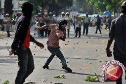 Pengunjuk Rasa Beringas Bakar Motor Polisi