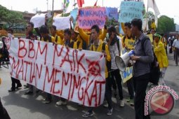 Mahasiswa Unjuk Rasa Tolak Kenaikan Harga BBM