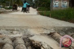 Proyek Jalan Pasir Panjang Mempawah Dikritik Warga