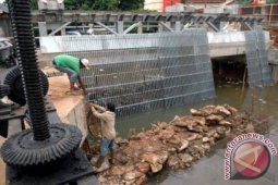 Bekasi gandeng dki pasang saringan Kali Bekasi