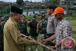 TNI dan Warga Bersihkan DAS Peusangan