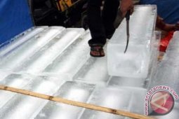 Nelayan Pangkalpinang Keluhkan Harga Es Tinggi