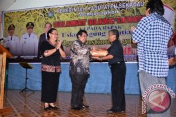 Bupati Simon Rayakan Ultah Uskup Agus di Sekadau