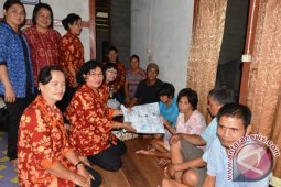 Dharma Wanita Sekadau Anjangsana ke Penderita Lumpuh Layu