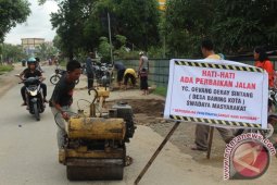 Masyarakat Baning Swadaya Perbaiki Jalan Provinsi