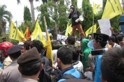 Disnakertransduk Jatim Tunggu RUU Pengupahan Putuskan UMK