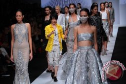 Koleksi Busana Tex Saverio Di JFW 2015