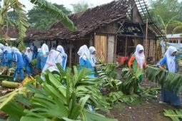 Bersihkan Reruntuhan Beliung